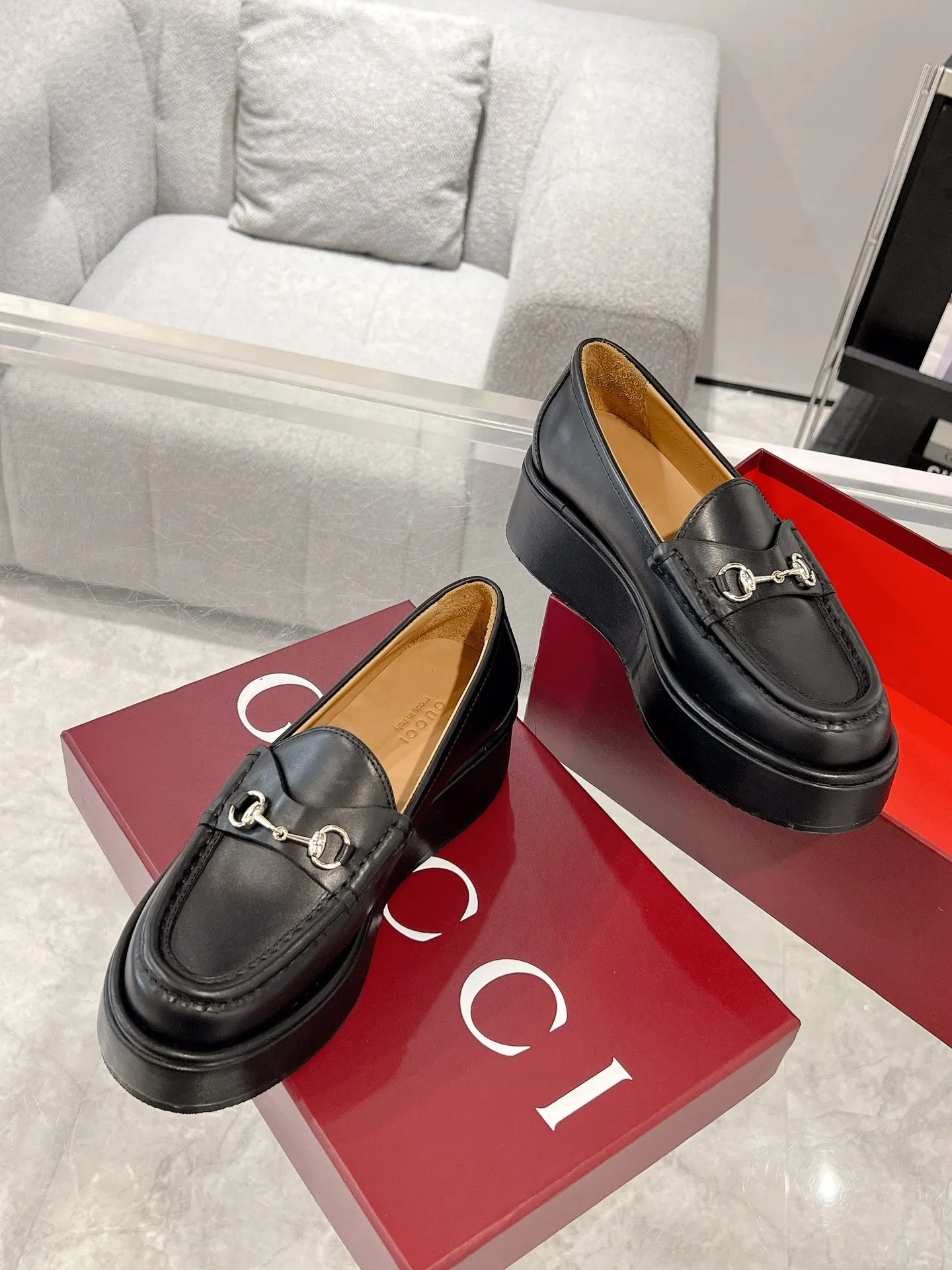 👟👟Ex-factory price 640👟👟 Leather surface 💰Gucci’s latest women’s horsebit wedge loafers ❗️❗️ Original purchase, development and production. The brand’s classic elements inject timeless style into this exquisite horsebit loafer. Glossy leather is paired with light gold-tone hardware. Wedge detailing adds a personal touch to a classic style. Original customized cowhide. Original customized soft sheepskin lining. Original molded leather with rubber outsole. Bottom thickness: 2.5CM in the front and 5cm in the back. Number of yards: 35-41 (custom-made 40 and 41 are non-refundable)